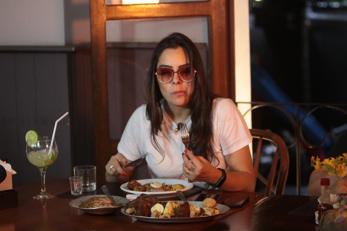 Na primeira vez de Larissa Riquelme em Belo Horizonte, levamos a modelo e apresentadora paraguaia para um verdadeiro banquete de pratos tpicos da culinria mineira. E ela adorou!