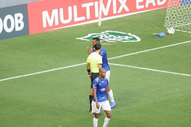 Cruzeiro goleou URT por 3 a 0 no Independncia com gols de Thiago, Machado e Edu em sua estreia no Mineiro. Ronaldo, dono da SAF, assistiu  partida no Horto. Duelo marcou estreia do tcnico uruguaio Paulo Pezzolano