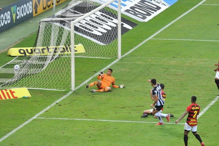 Fotos do gol de Hulk sobre o Sport. Foi segundo gol do Atltico na vitria por 3 a 0 pela 21 rodada do Brasileiro