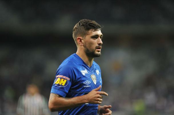 Cruzeiro derrotou Fluminense por 2 a 1, com gols de Raniel e Ayrton Lucas (contra); Henrique, tambm contra, descontou para os cariocas