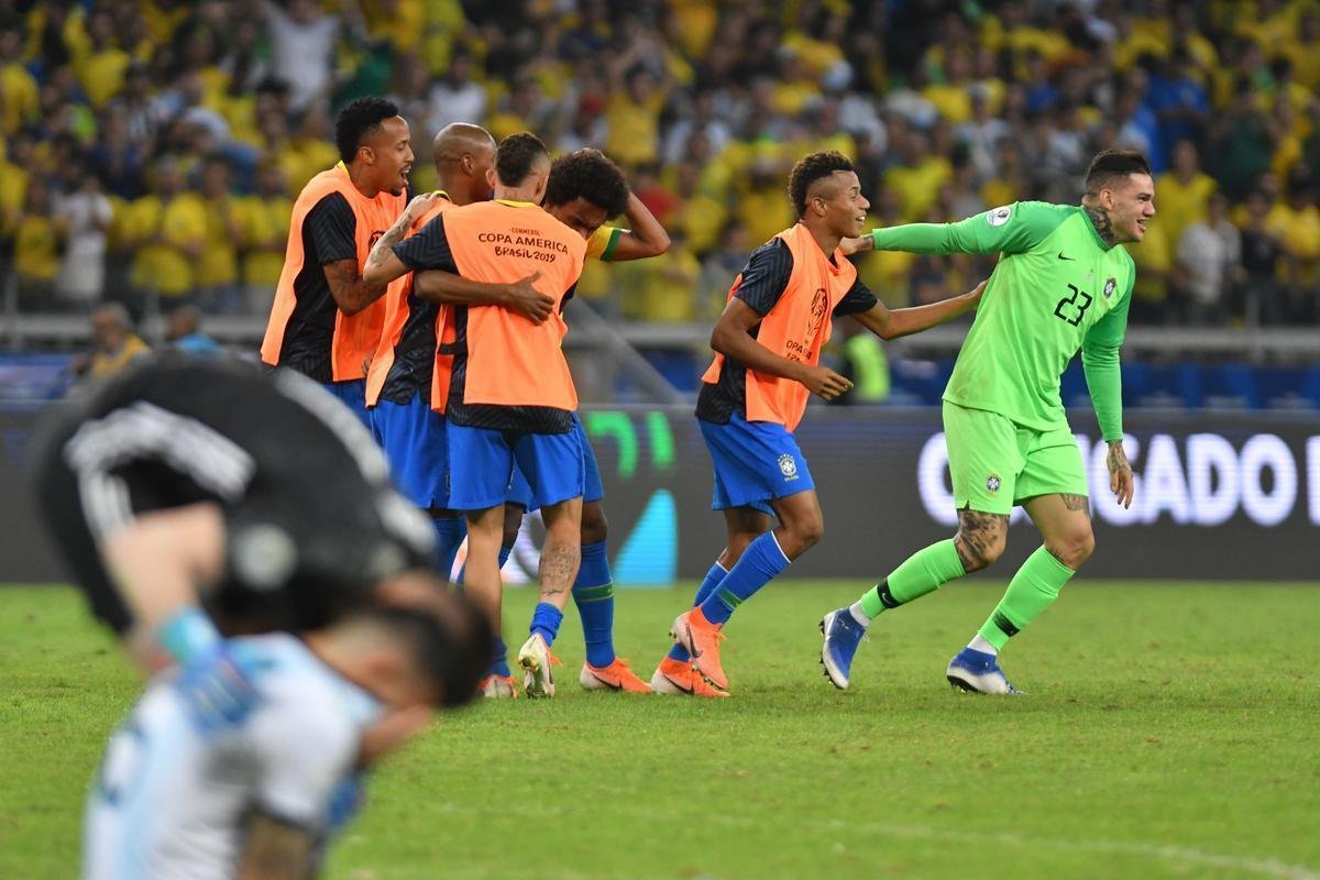 Fotos da vitria do Brasil sobre a Argentina, por 2 a 0, no Mineiro, pela semifinal da Copa Amrica; Gabriel Jesus e Firmino marcaram os gols da seleo em BH