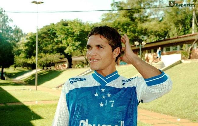 Atacante Alex Alves, do Cruzeiro, na Toca da Raposa I em 1998; Jogador faleceu em 2012