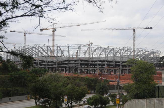 Nesta quarta-feira (20), as obras da Arena MRV, no Bairro Califórnia, em Belo Horizonte, adentraram em uma nova etapa. Isso porque as placas da cobertura do estádio começaram a ser instaladas, conferindo 'novo visual' ao projeto da futura casa do Atlético.