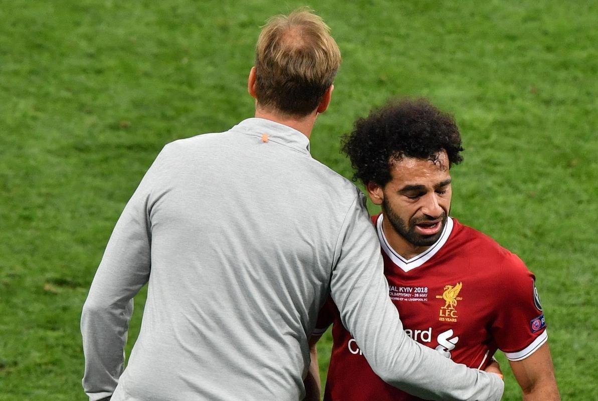 Salah, do Liverpool, sofreu falta de Sergio Ramos, machucou ombro esquerdo e deixou a final no primeiro tempo