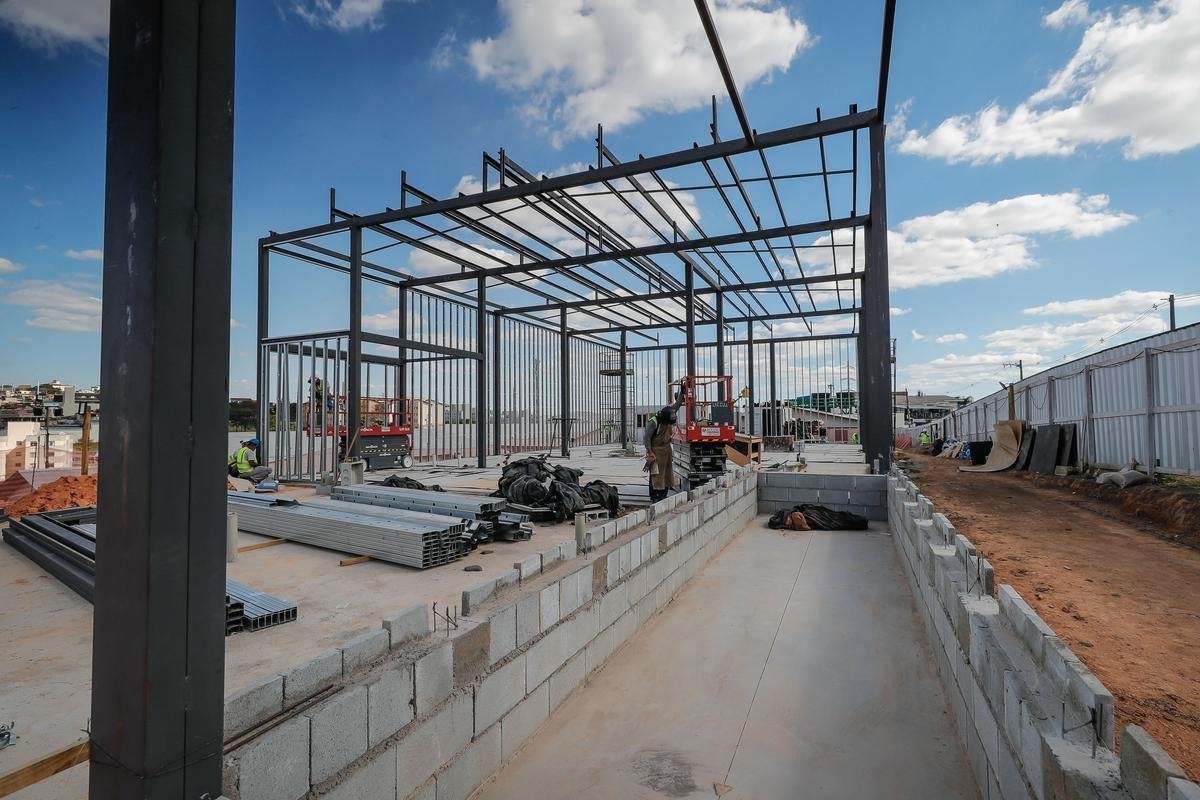 Ideia  mostrar a realidade das obras de construo do estdio do Galo
