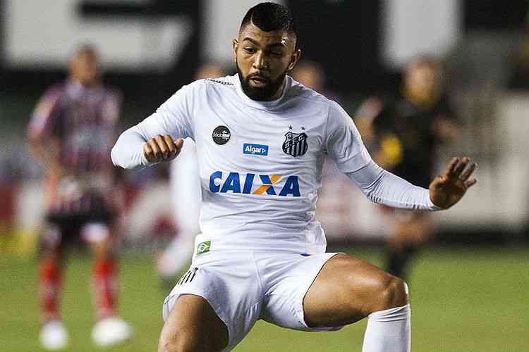 Hoje é aniversário do melhor goleiro do Brasil', enaltece Santos