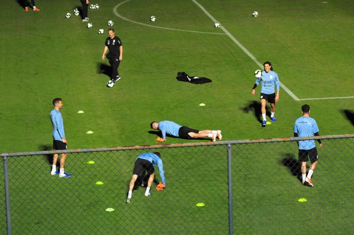 Imagens do primeiro treino da Seleo Uruguaia no Sesc Venda Nova, em Belo Horizonte