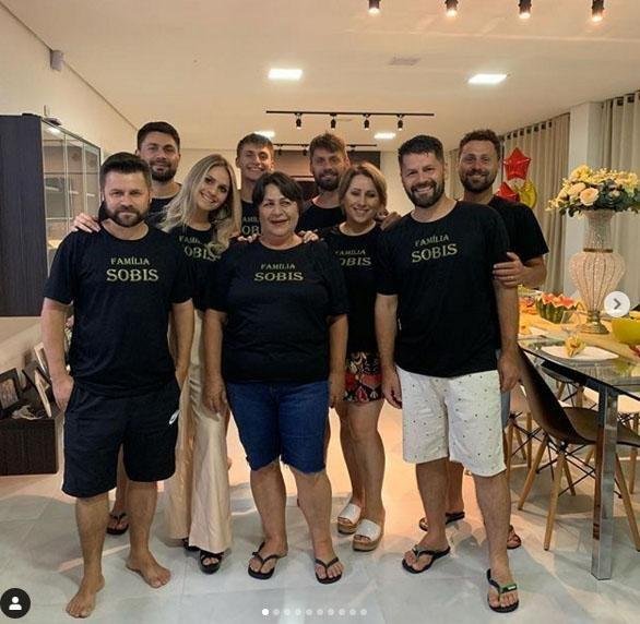 Rafael Sobis e a famlia se reuniram no Rio Grande do Sul
