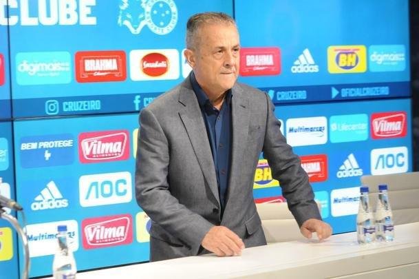 Fotos da apresentao do atacante Marcelo Moreno como novo reforo do Cruzeiro para 2020. Duante entrevista, jogador foi acompanhado pela esposa Marilisy Antonelli e pela filha, Maria Clara