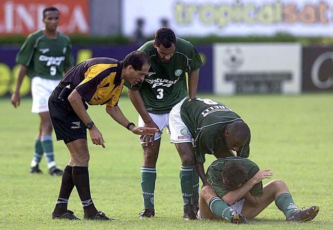 2002: o Palmeiras caiu para a segunda divisão, mas, em 2003, venceu a Série B e retornou à elite do futebol brasileiro como campeão
