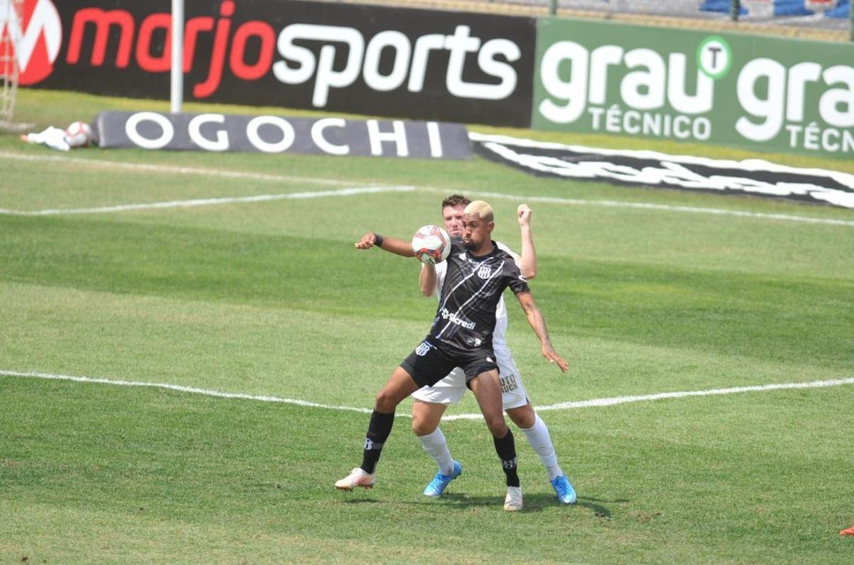 Cruzeiro e Ponte Preta se enfrentaram numa manh de forte calor em Sete Lagoas