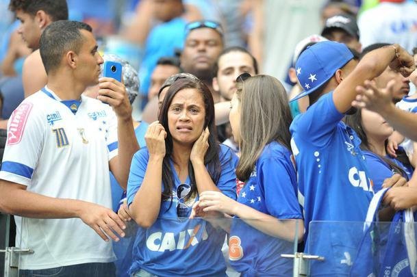Choro dos torcedores do Cruzeiro com a queda  segunda diviso
