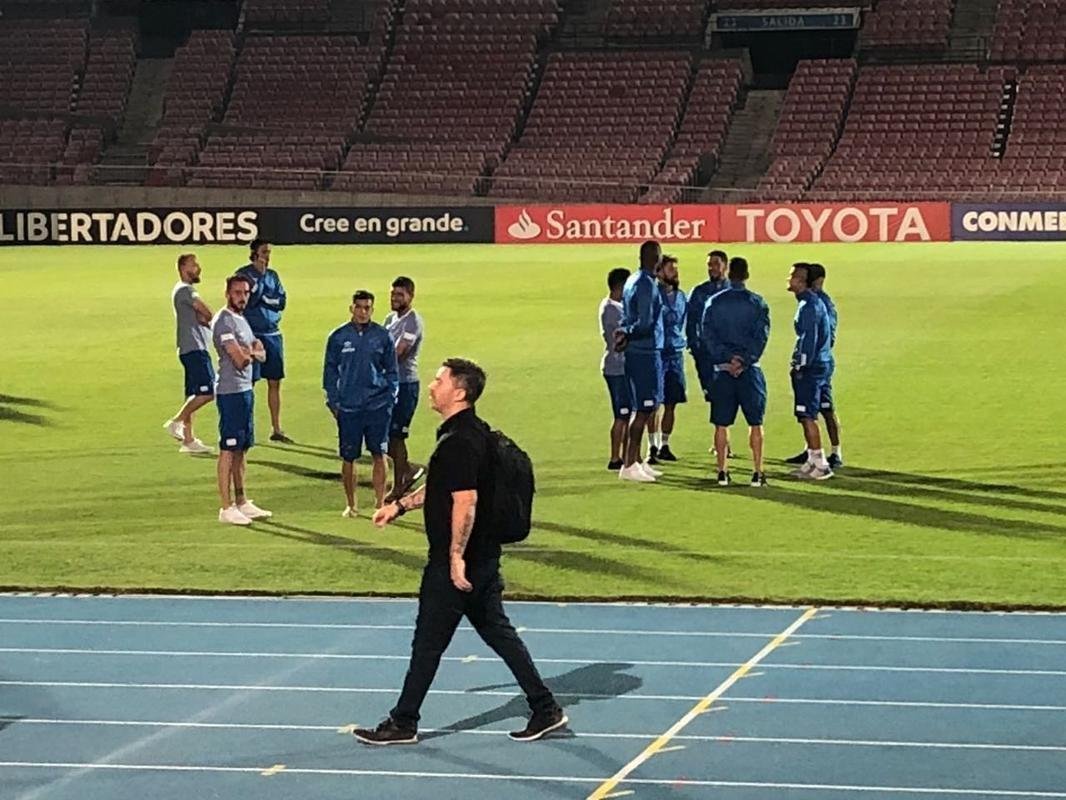 Na vspera de jogo contra a Universidad de Chile, pela Copa Libertadores, elenco do Cruzeiro fez reconhecimento de gramado do Estdio Nacional, em Santiago (Lauro Lopes/TV Alterosa)