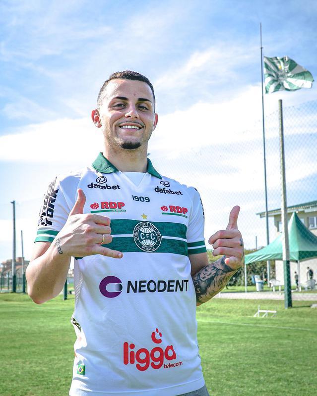 Coritiba contratou o volante Bruno Gomes
