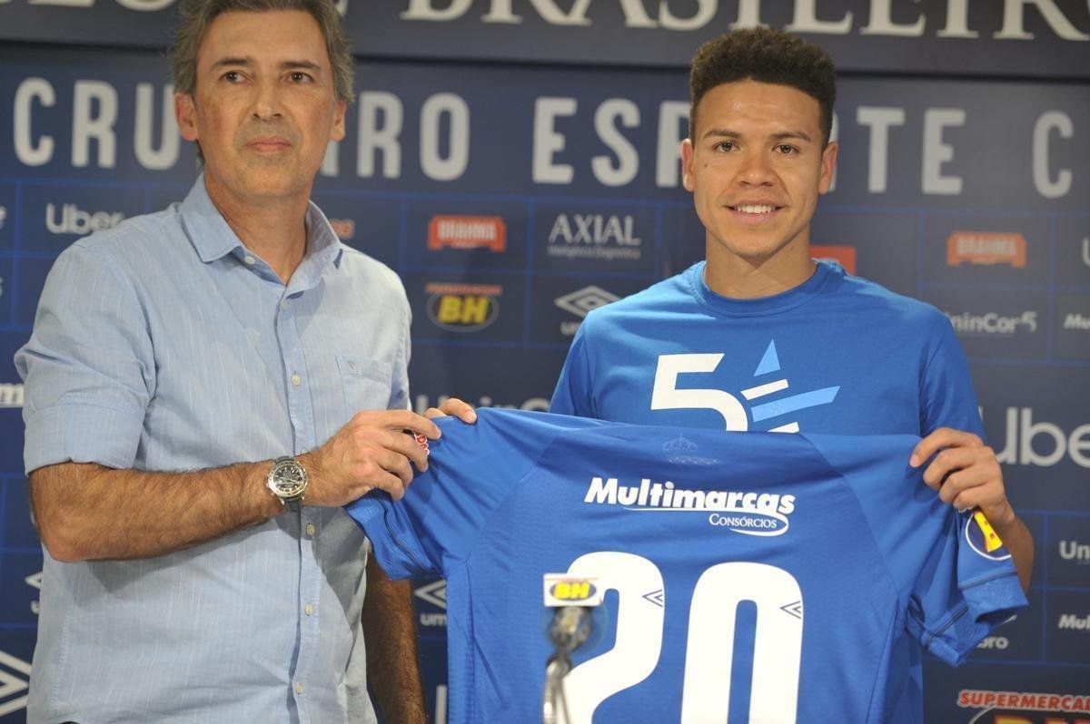 Fotos da apresentao de meia Marquinhos Gabriel no Cruzeiro (Alexandre Guzanshe/EM D.A Press)