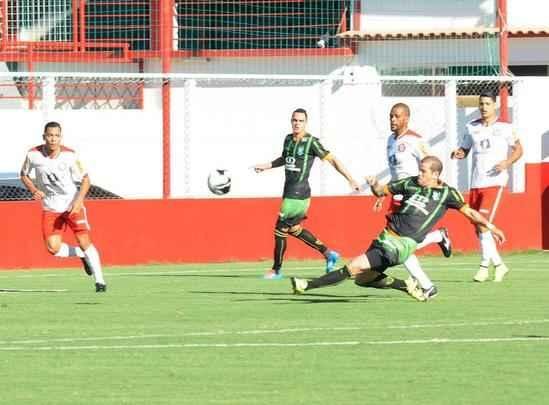 Fotos da derrota do Amrica para o Tombense, por 2 a 0, no Estdio Almeido, em Tombos. Resultado deste sbado deixou o Coelho fora do G-4 e em situao complicada para avanar s semifinais do Mineiro. Os gols do Gavio-carcar foram marcados por Gelson e Daniel Amorim.