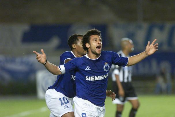 Fred em ação pelo Cruzeiro entre 2004 e 2005