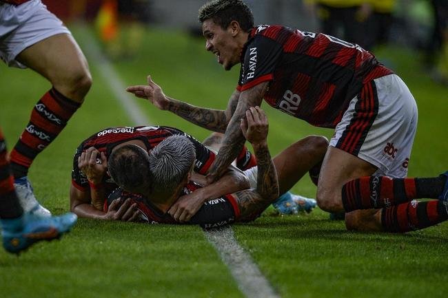 Arrascaeta ampliou para 2 a 0 em gol confirmado pelo VAR: 2 a 0