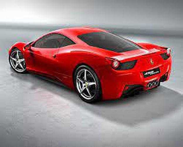 Ferrari 458 Spider, lançada em 2012 e com preço médio de mais de R$ 1,4 milhões