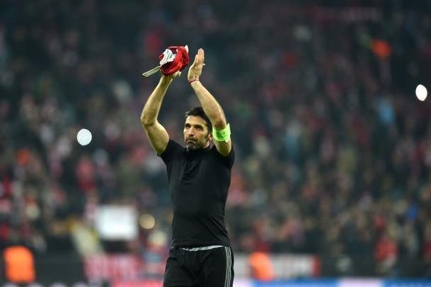 O Bayern de Munique conseguiu um vitria histria sobre a Juventus nesta quarta-feira para avanar s quartas de final da Liga dos Campees. Aps sair perdendo por 2 a 0, conseguiu o empate aos 45 minutos do segundo tempo e garantiu o triunfo por 4 a 2 no segundo tempo da prorrogao. O jovem Coman, de apenas 19 anos, est no Bayern emprestado pela Juventus, participou dos dois gols no tempo normal e marcou o tento que fechou a contagem na Allianz Arena.