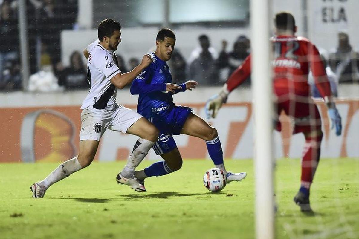 Ponte Preta x Cruzeiro: veja as fotos do jogo no Moiss Lucarelli, em Campinas, pela 32 rodada da Srie B do Campeonato Brasileiro