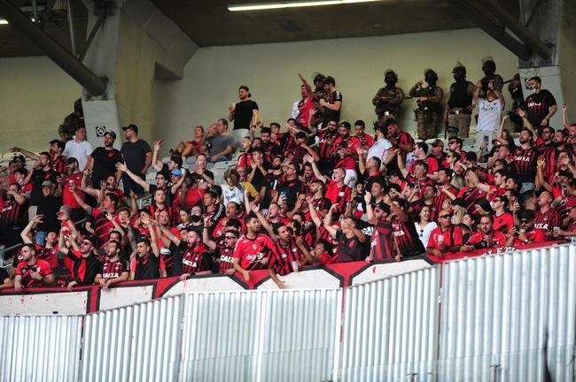 Torcida do Athletico-PR no jogo de ida da final da Copa do Brasil de 2021, contra o Galo, no Mineir�o, em BH