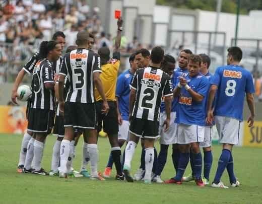 Sua nica expulso ocorreu na derrota por 3 a 2 para o Atltico, pela rodada derradeira do Brasileiro, no Independncia.