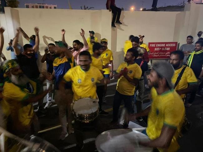 Seleção Brasileira chegou ao hotel The Westin Doha Hotel & Spa, no Centro de Doha, capital do Catar, e teve recepção calorosa de torcedores do Brasil e de outros países. Muitos curiosos apareceram para tentar ver os craques que vão buscar o hexa na Copa do Mundo