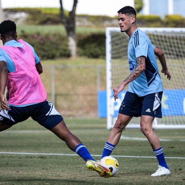 Fotos do treino do Cruzeiro neste domingo, na Toca da Raposa II. As novidades foram as presenas do atacante Rafa Silva, recuperado de incmodo no p direito, e dos recm-contratados Luis Felipe (zagueiro, ex-PSV da Holanda) e Bruno Rodrigues (atacante, ex-Famalico de Portugal)