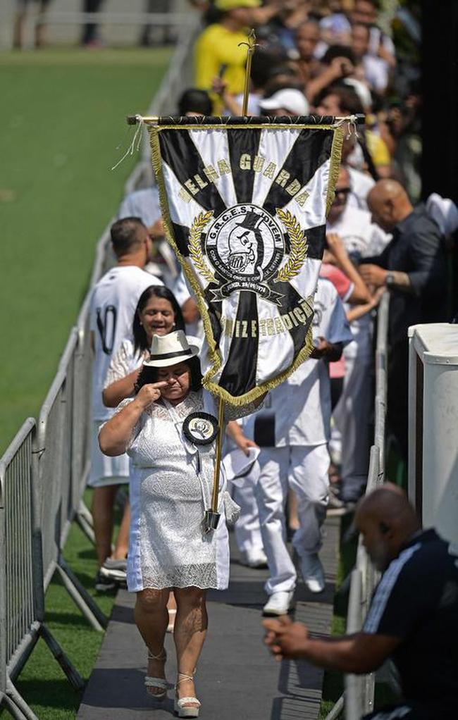 Os últimos momentos do velório de Pelé, na Vila Belmiro, estádio do Santos.