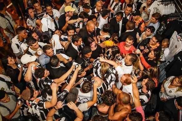 Ronaldinho lançou linha exclusiva de produtos na Loja do Galo