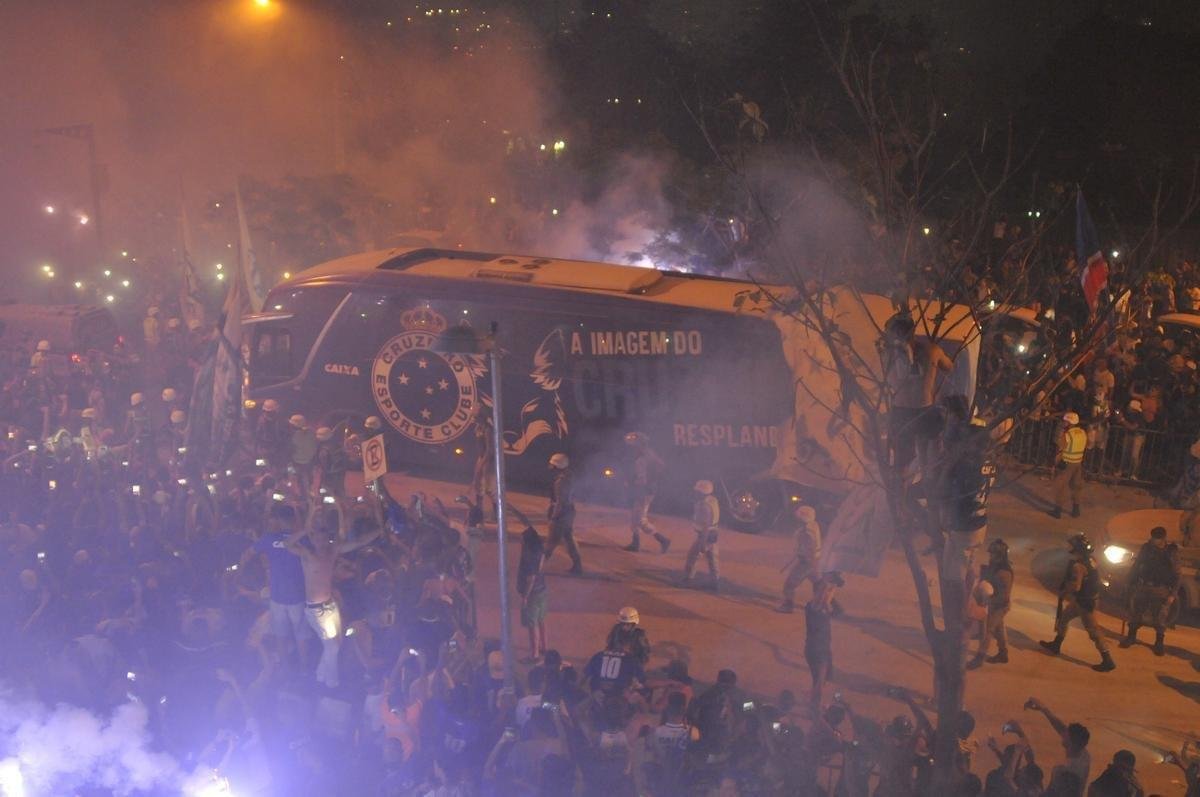 Jogadores desceram do nibus em meio  torcida na chegada ao Mineiro