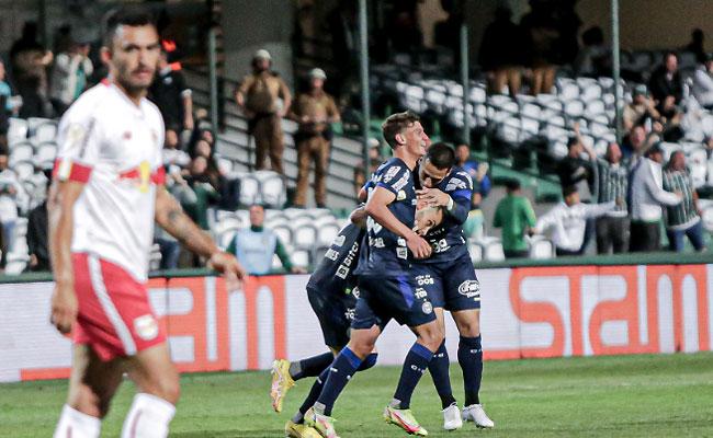 Coritiba superou expulsão e conquistou três pontos importantes no Couto Pereira