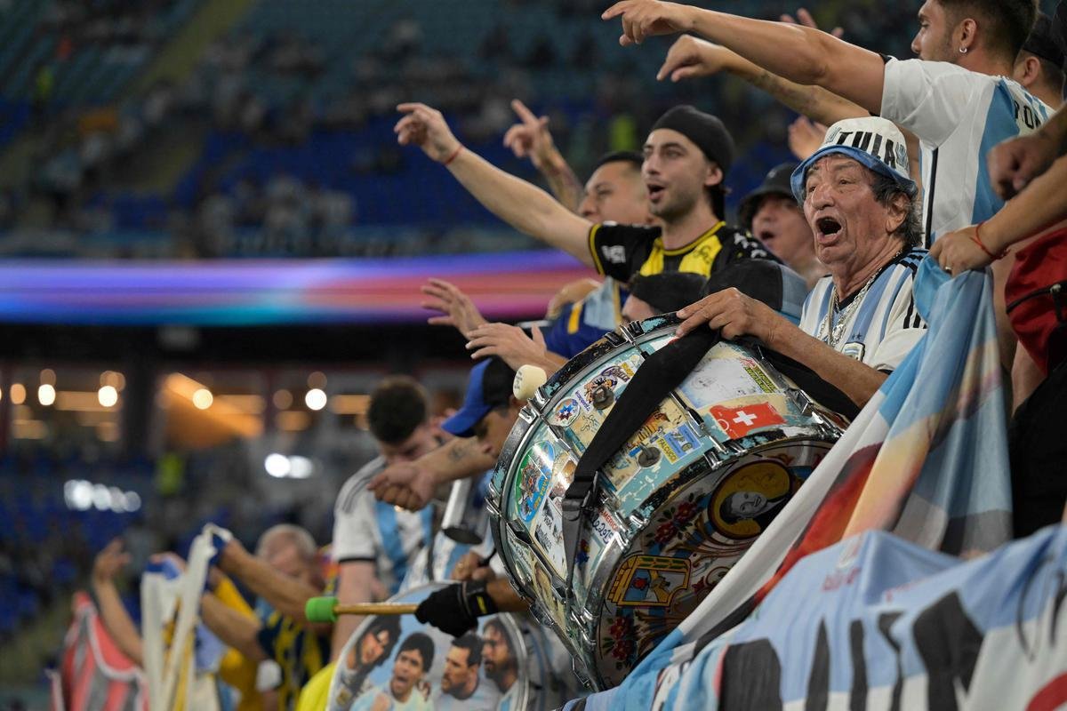 Fotos das torcidas de Argentina e Polnia durante jogo entre as duas selees pelo Grupo C da Copa do Mundo, no Estdio 974, em Doha, no Catar
