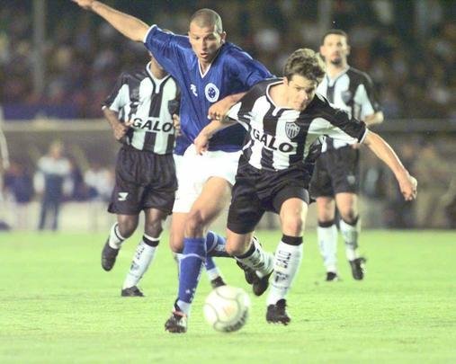 Valdir atuou pelo Atlético em duas passagens: 1992 a 1994 e 1999 a 2000. Na última, chegou diretamente do Cruzeiro. Ao todo, o volante marcou 14 gols em 222 jogos pelo alvinegro. Ganhou a Copa Conmebol de 1992 e os estaduais de 1999 e 2000.