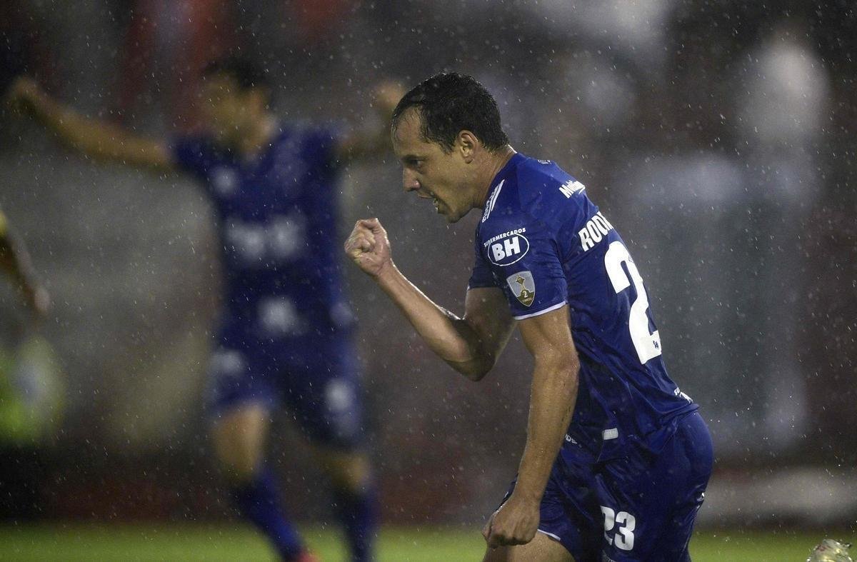 Lance do duelo entre Huracn e Cruzeiro, em Buenos Aires, pelo Grupo B da Copa Libertadores