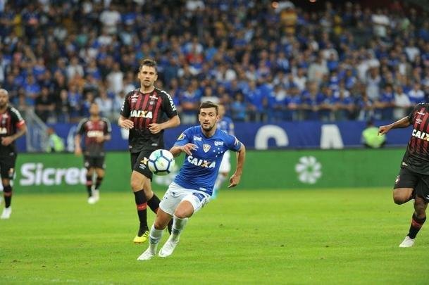Lances do primeiro tempo do duelo entre Cruzeiro e Atltico, no Mineiro, pelas oitavas de final da Copa do Brasil