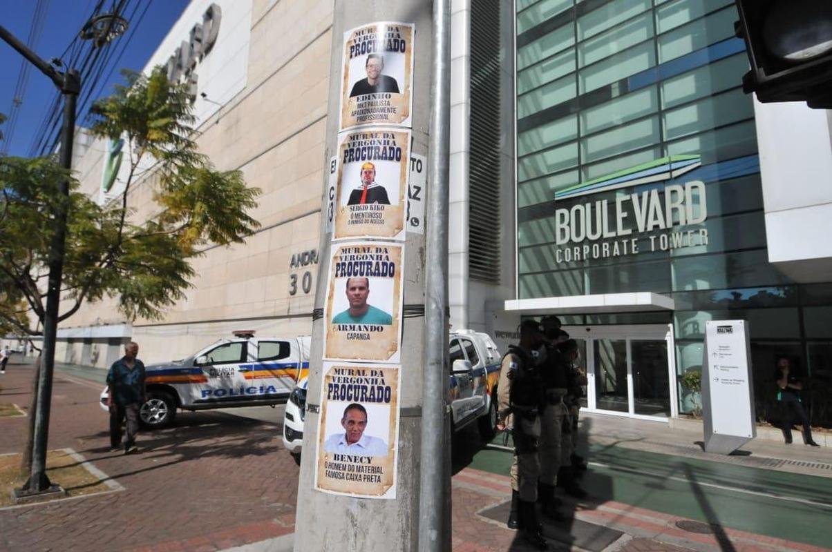Manifestao de torcedores no Boulevard Corporate Tower, onde funciona a sede do Cruzeiro