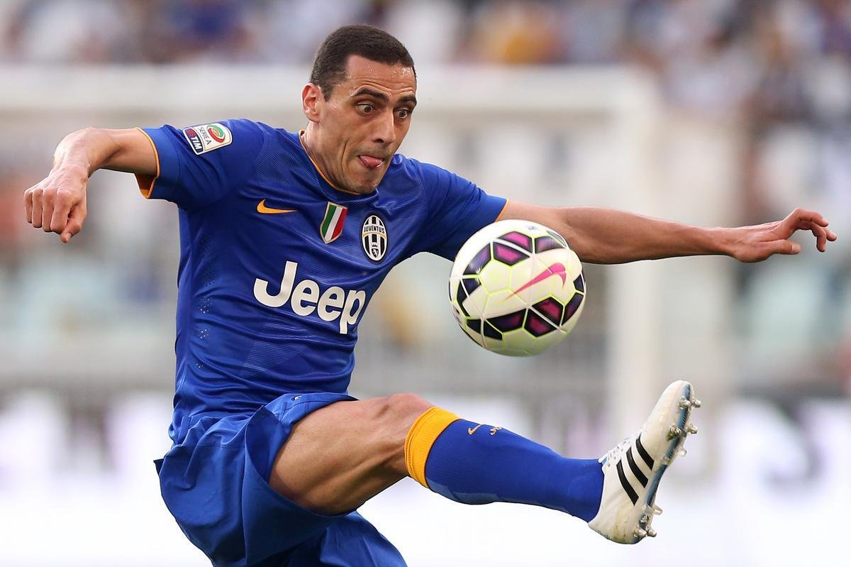 Volante Rômulo em jogo pela Juventus, da Itália