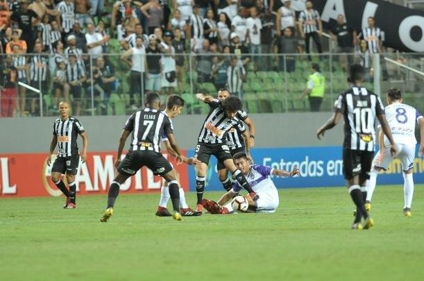 Lances do primeiro tempo do duelo entre Atltico e Defensor, pela terceira fase da Copa Libertadores
