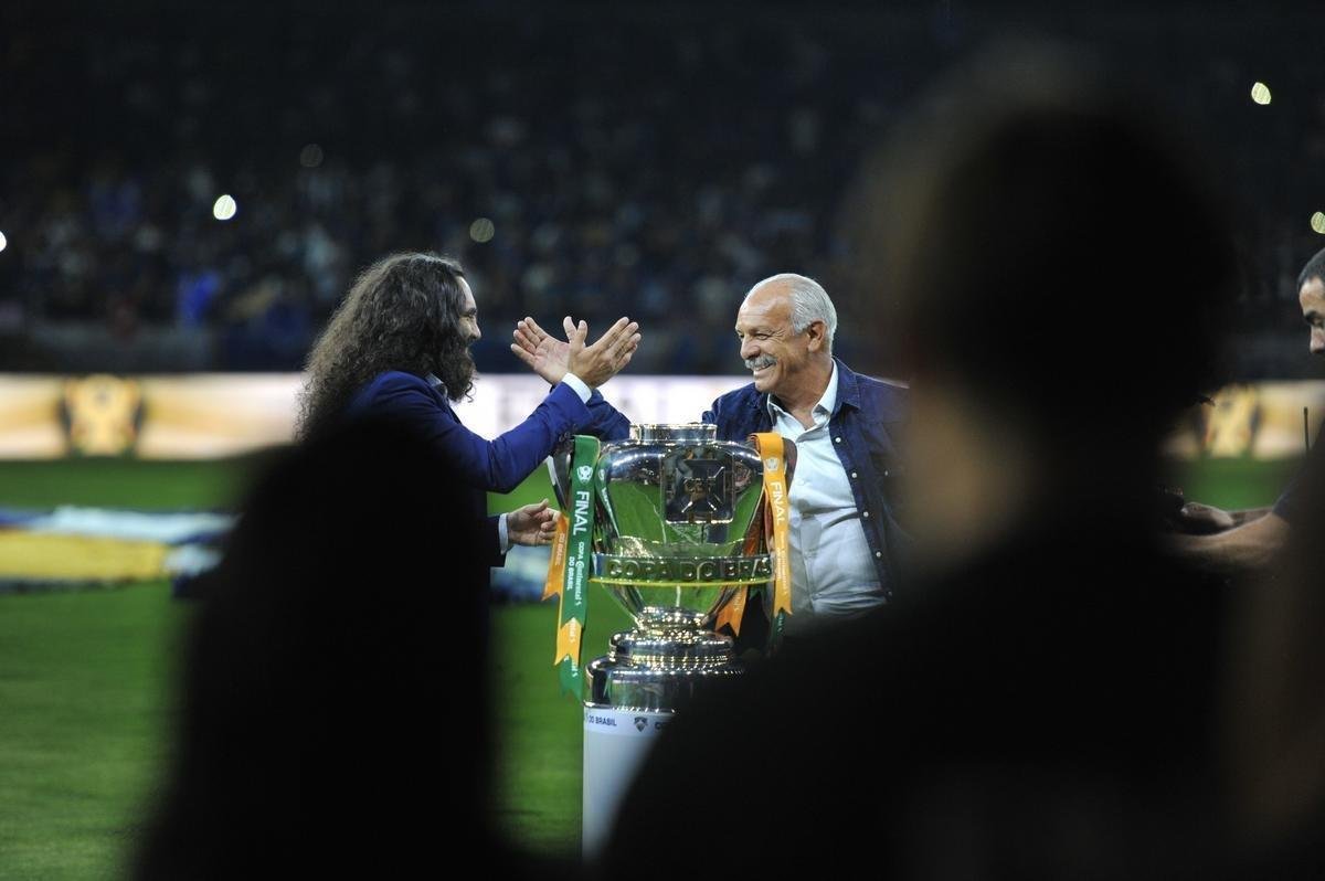 dolos de Cruzeiro e Flamengo, Sorn e Jnior apresentaram taa aos 60 mil espectadores no Mineiro