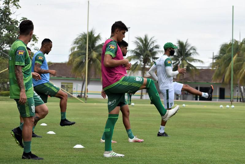 Neste domingo (15), o Amrica treinou no CT do Cuiab, em Mato Grosso, visando o confronto de volta das quartas de final da Copa do Brasil, contra o Internacional. Na primeira partida, em Porto Alegre, o Coelho venceu por 1 a 0. Agora, a equipe mineira joga por um empate, no Independncia, para avanar s semifinais da competio pela primeira vez em sua histria.