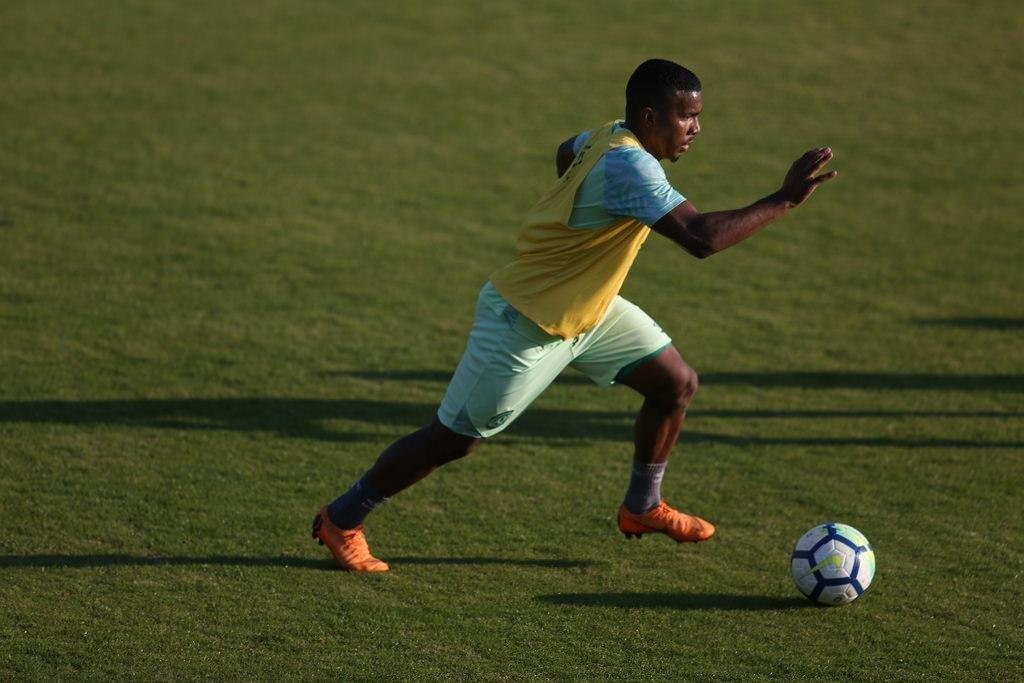 Marquinhos - contrato do meia-atacante vai at dezembro de 2021