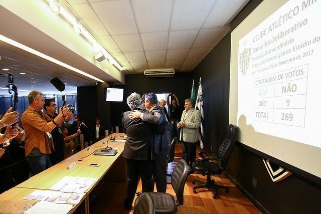 Com festa dos torcedores, Conselho Deliberativo do Atltico aprovou construo do estdio