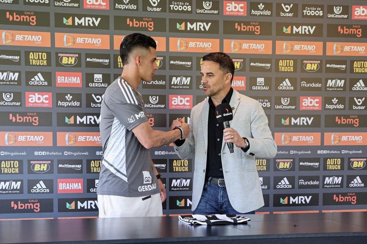 Fotos da apresentao do atacante Pavn no Atltico