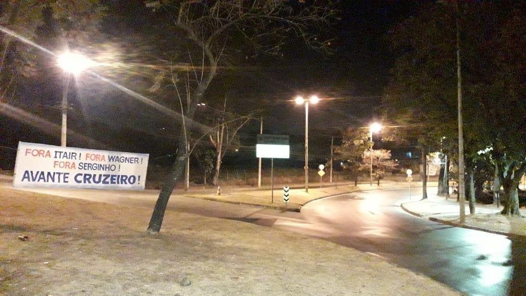 Faixas contra a diretoria do Cruzeiro