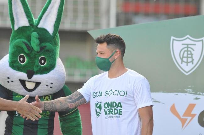 Mauro Zrate, atacante argentino de 34 anos, foi apresentado oficialmente pelo Amrica na tarde desta sexta-feira (3), no Estdio Independncia, em Belo Horizonte. Experiente, o atleta tem passagens por clubes como Fiorentina, Lazio e Inter de Milo, da Itlia, e tambm por Vlez Sarsfield e Boca Juniors, da Argentina.