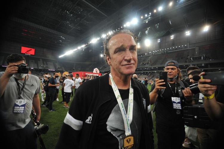 Atltico ergue a taa e festeja bi da Copa do Brasil