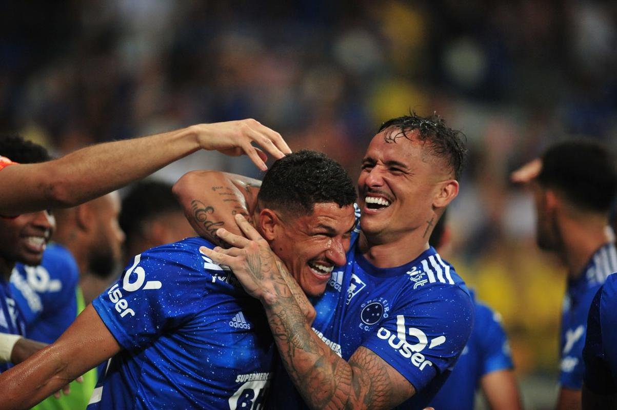 Depois de confirmar o acesso  Srie A com a vitria sobre o Vasco, jogadores do Cruzeiro foram  loucura no Mineiro. Nas arquibancadas, torcedores deliraram. Muitos tambm foram s lgrimas de emoo 