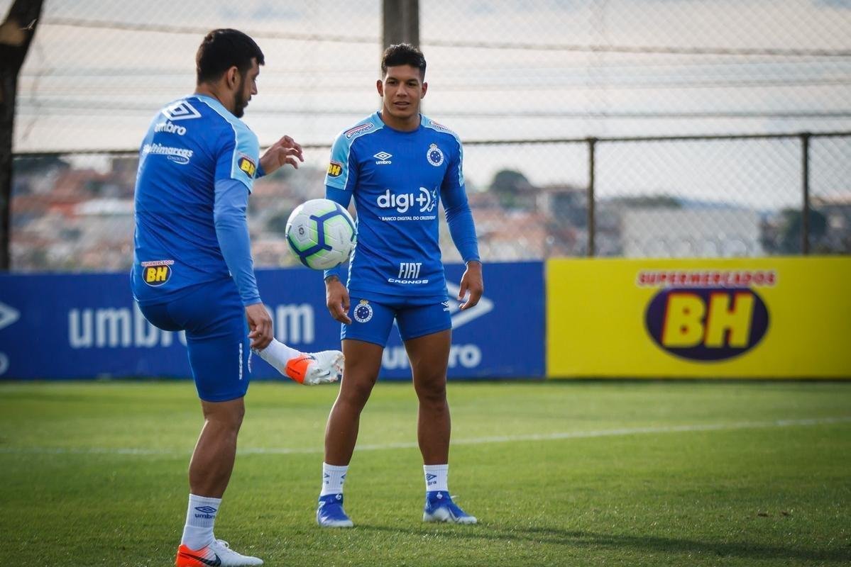 A comisso tcnica do Cruzeiro permitiu que a imprensa acompanhasse somente o comeo das atividades desta quinta-feira, na Toca da Raposa 2. Em campo, foi possvel ver o meia Rodriguinho, que segue programao especial de exerccios elaborada pelos profissionais do clube. O time se prepara para o jogo-treino de segunda-feira, contra o Amrica, que servir de teste visando  retomada das competies. No coletivo de tera-feira, a escalao teve Fbio; Lucas Romero, Ded, Leo e Egdio; Henrique e Jadson; Marquinhos Gabriel, Thiago Neves e David; Fred. Vale ressaltar que o meia Robinho havia sido poupado desse trabalho.